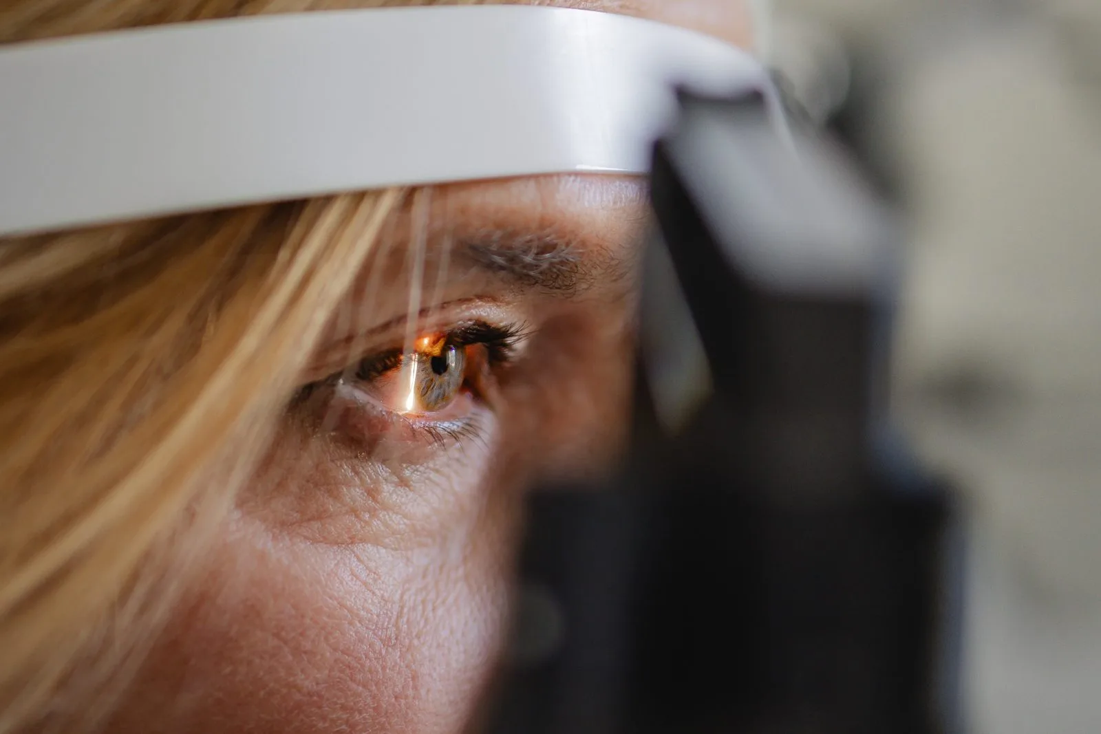Augenmessung mit moderner Spaltlampe bei Wetscher Optik